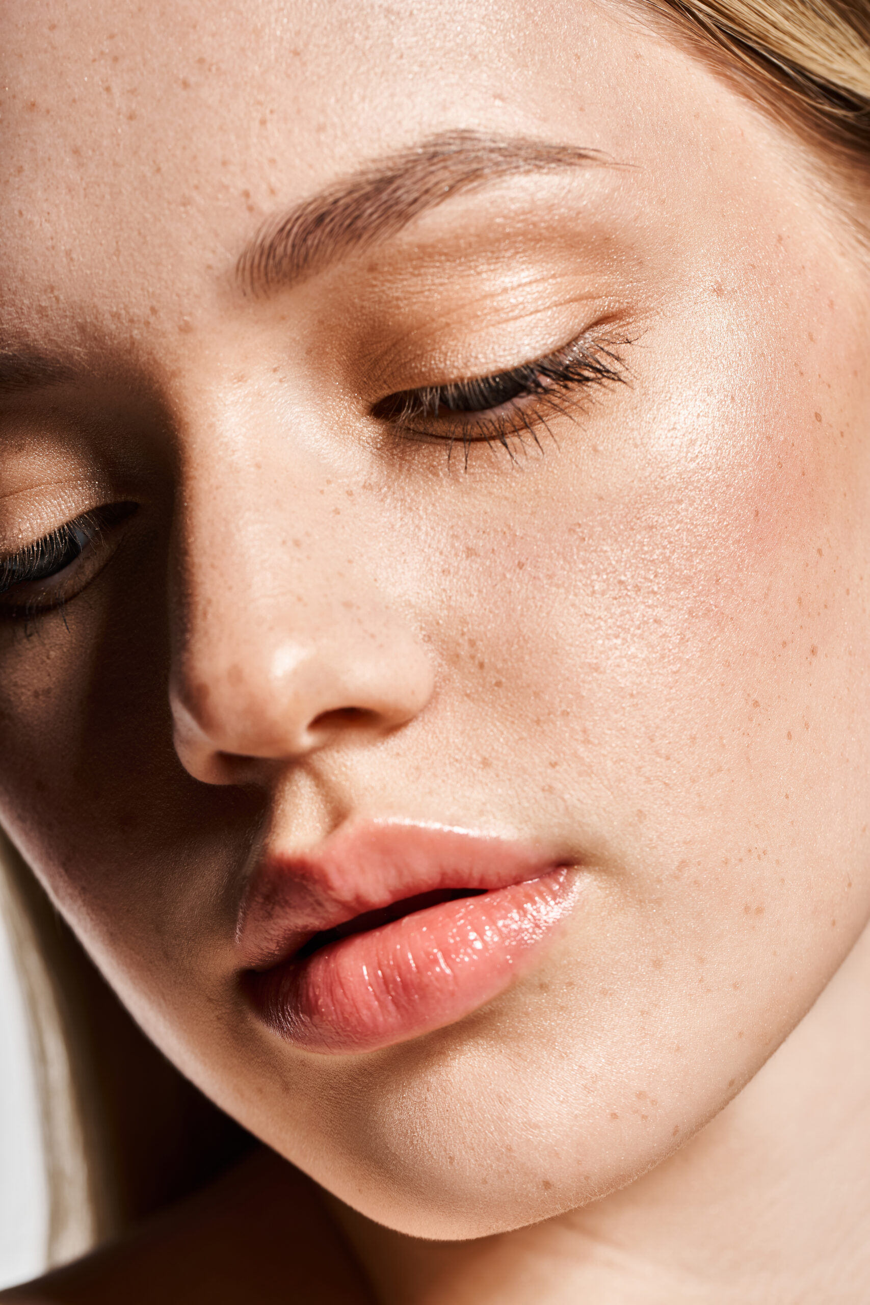 Stunning young woman showcasing natural beauty with elegant style in bright spring light